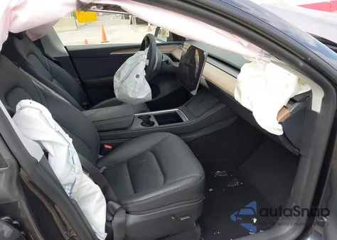 2025 Tesla Model Y Long Range Dual Motor All-Wheel Drive z USA, uszkodzony, nr VIN 7SAYGDED4SF257882